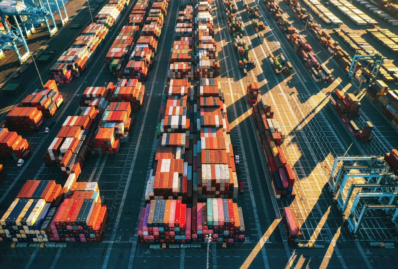 Containerterminal med stablede skibscontainere set fra luften